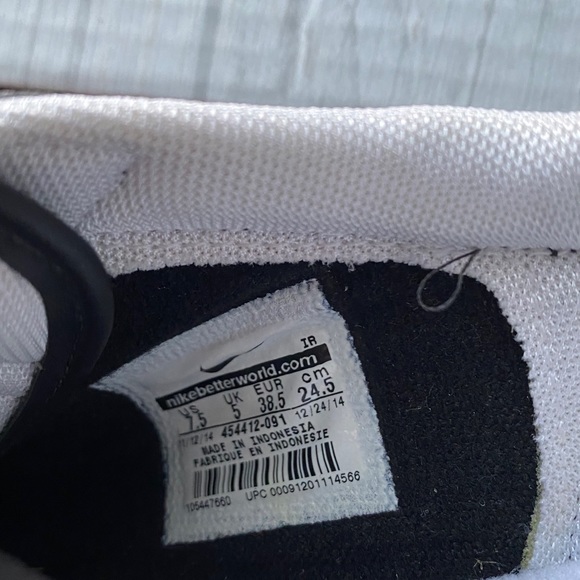 Nikes Black and White - Picture 8 of 9